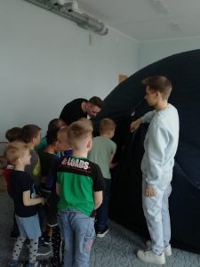 Волонтеры проводят День космонавтики в детском саду 25