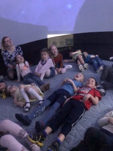 Волонтеры проводят День космонавтики в детском саду 25
