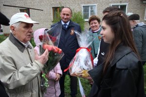 Волонтеры Победы поздравляют ветерана ВОВ с Днем Победы