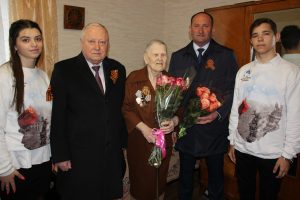 Волонтеры Победы позжравляют ветерана ВОВ с Днем Победы