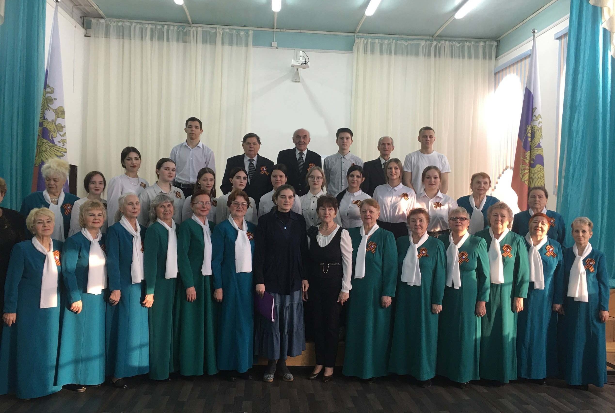 Хор ветеранов на сцене колледжа