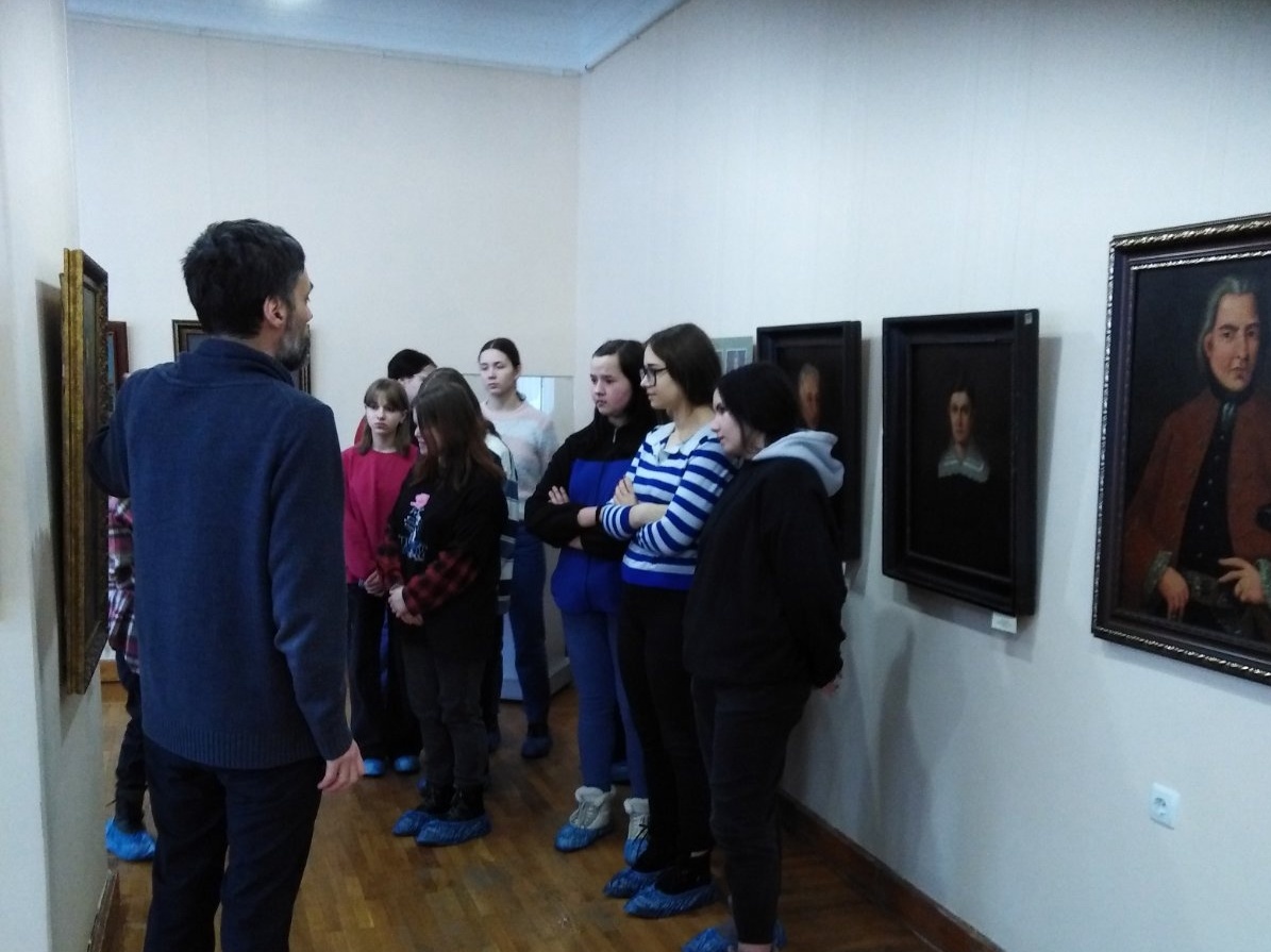 в картинной галерее