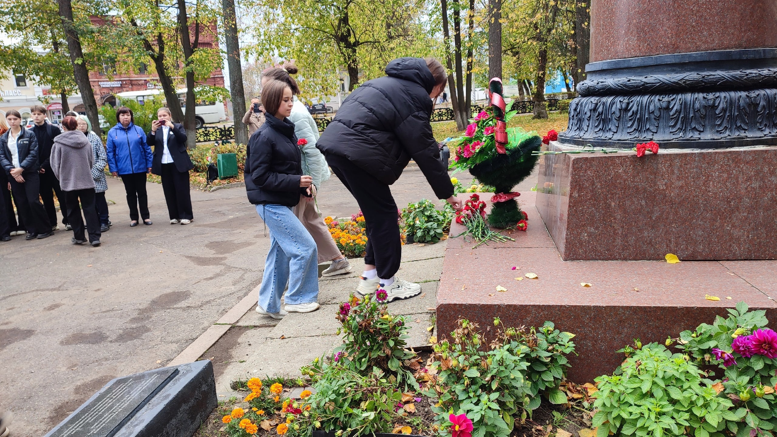 возложение цветов к бюсту А.М. Василевского