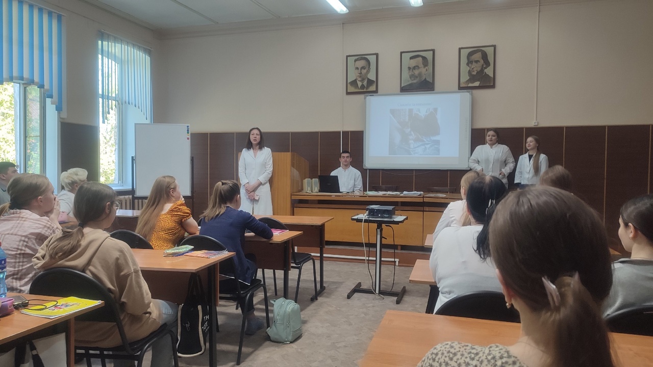 Волонтеры-медики в колледже